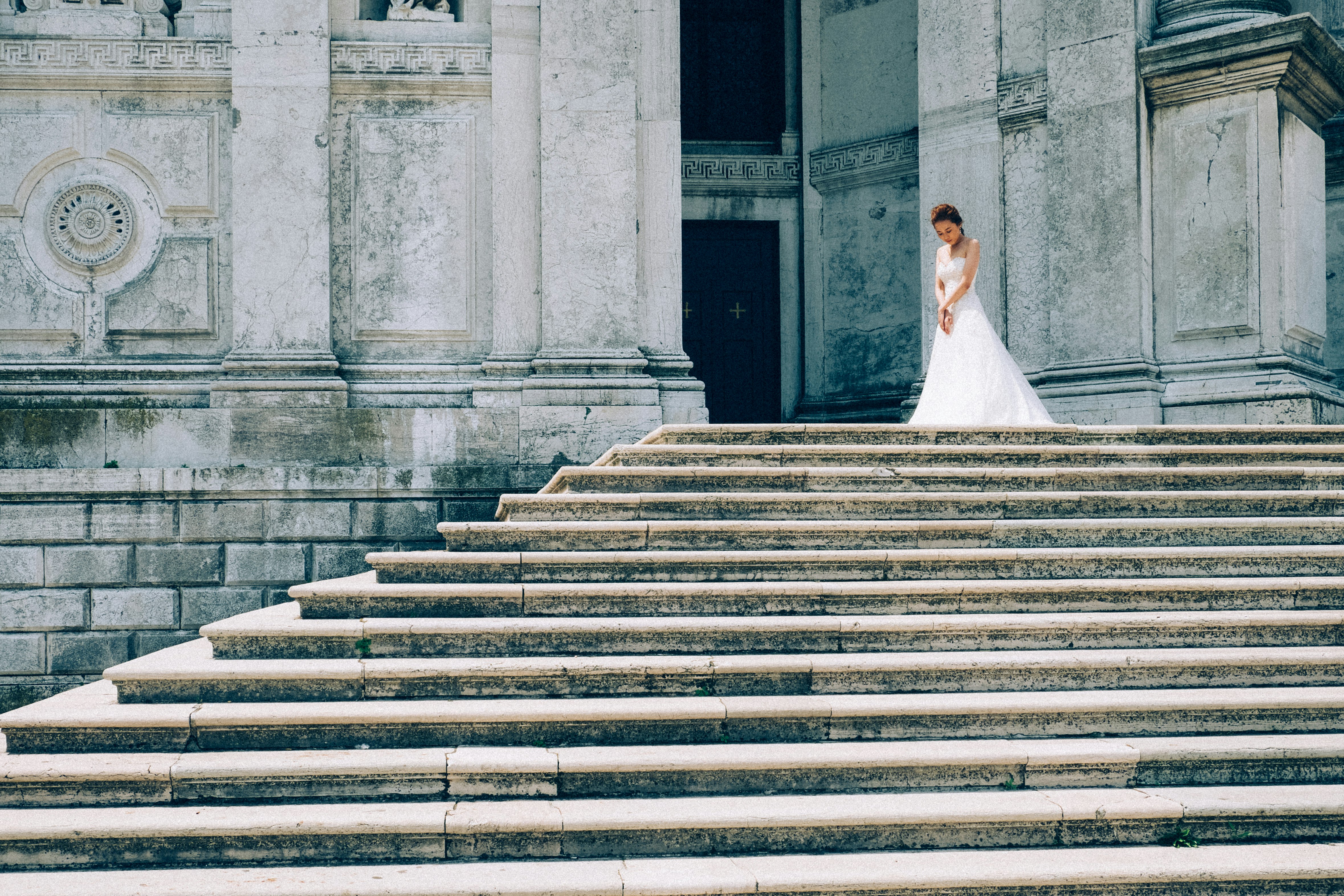 rule of thirds photograph of woman in white gown